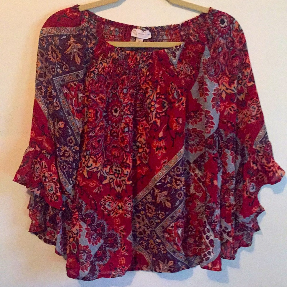 Colorful top w fancy sleeve ruffle detail